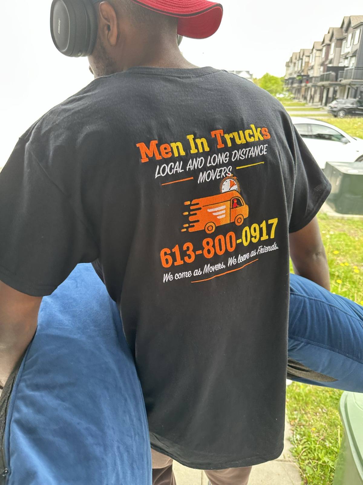 Équipe de déménageurs Men In Trucks lors d'un déménagement — Men In Trucks crew on a bilingual Eastern Ontario move